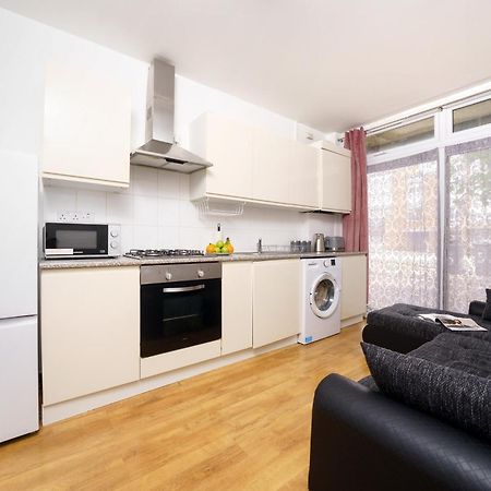 Cozy 2-Bed Garden Flat, With Free Private Parking, Wembley Appartement Londen Buitenkant foto