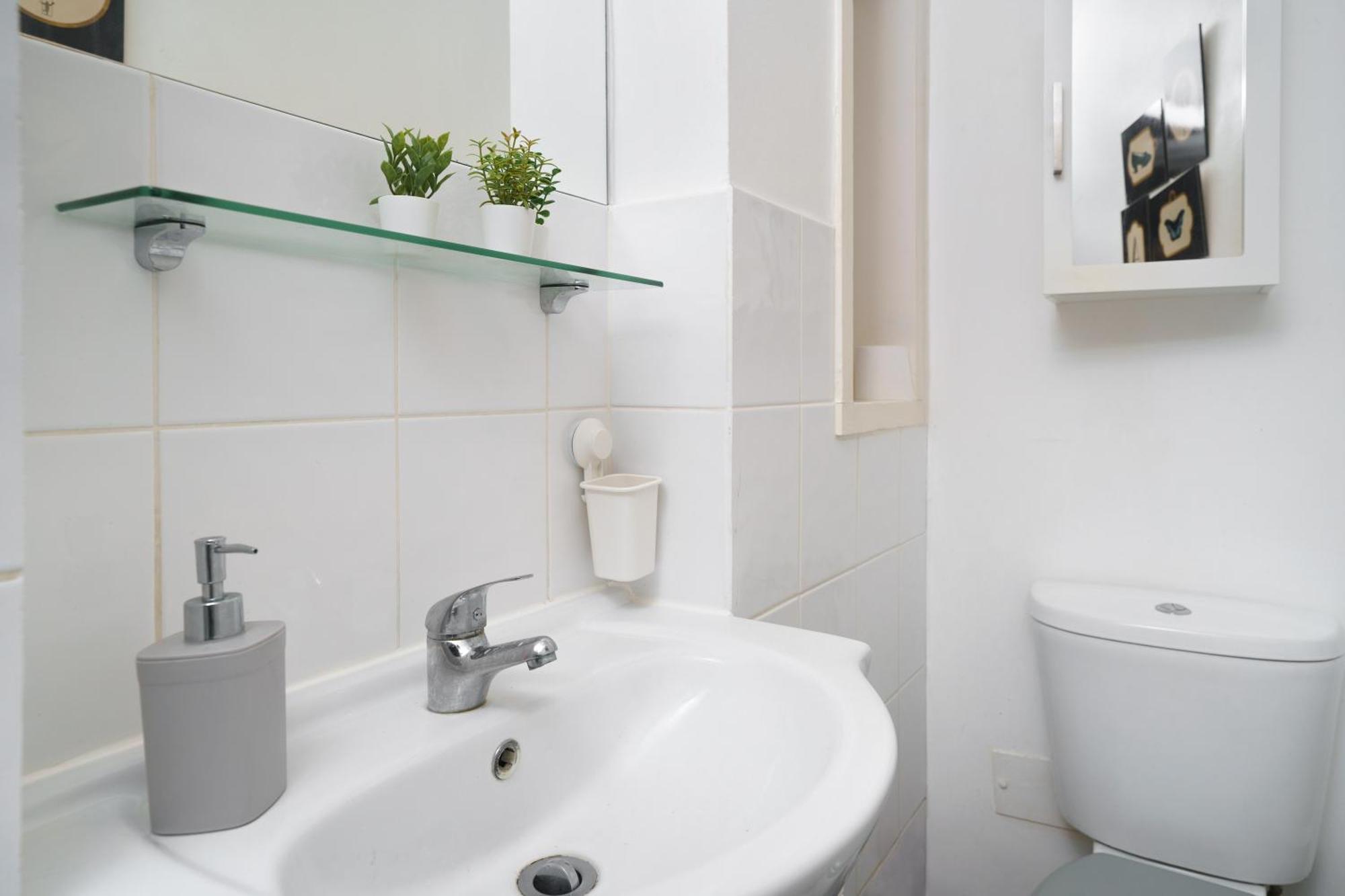 Cozy 2-Bed Garden Flat, With Free Private Parking, Wembley Appartement Londen Buitenkant foto