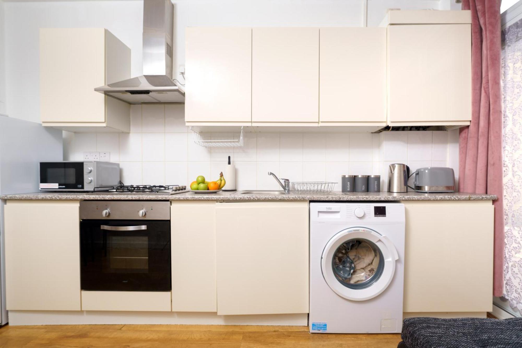 Cozy 2-Bed Garden Flat, With Free Private Parking, Wembley Appartement Londen Buitenkant foto